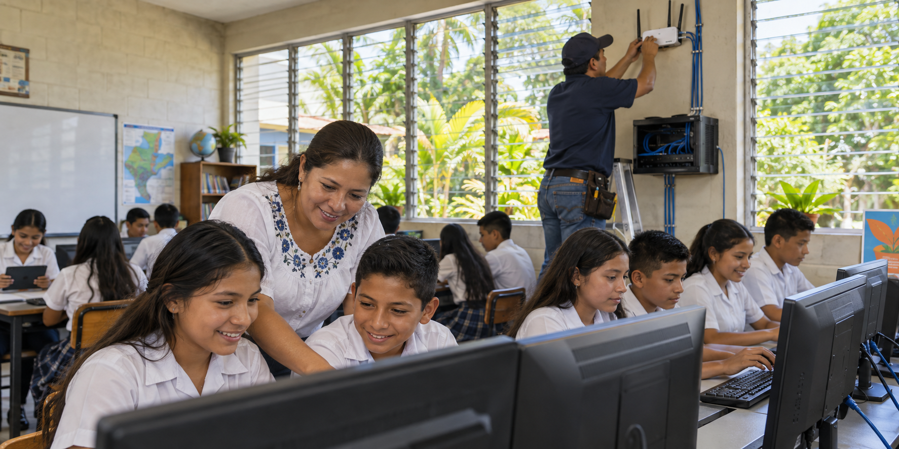 Estudiantes y docentes de Morales usando internet en un laboratorio de computación